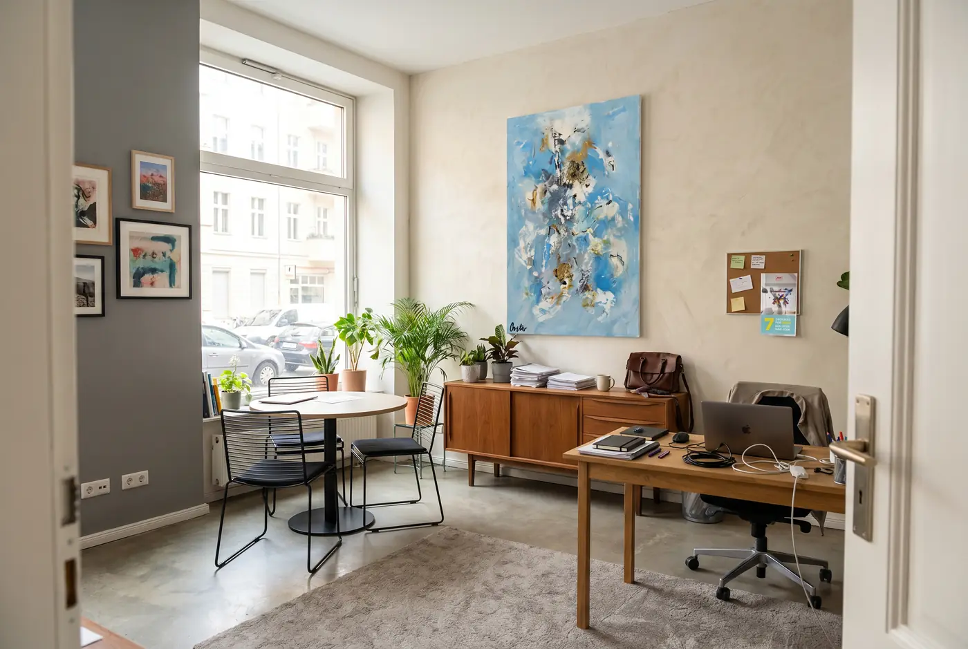 Kunst im urbanen Erdgeschossbüro in Berlin