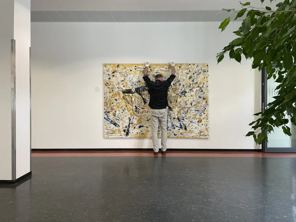 Bildhängung durch den ARTprotect Hängeservice in einer Berliner Behörde