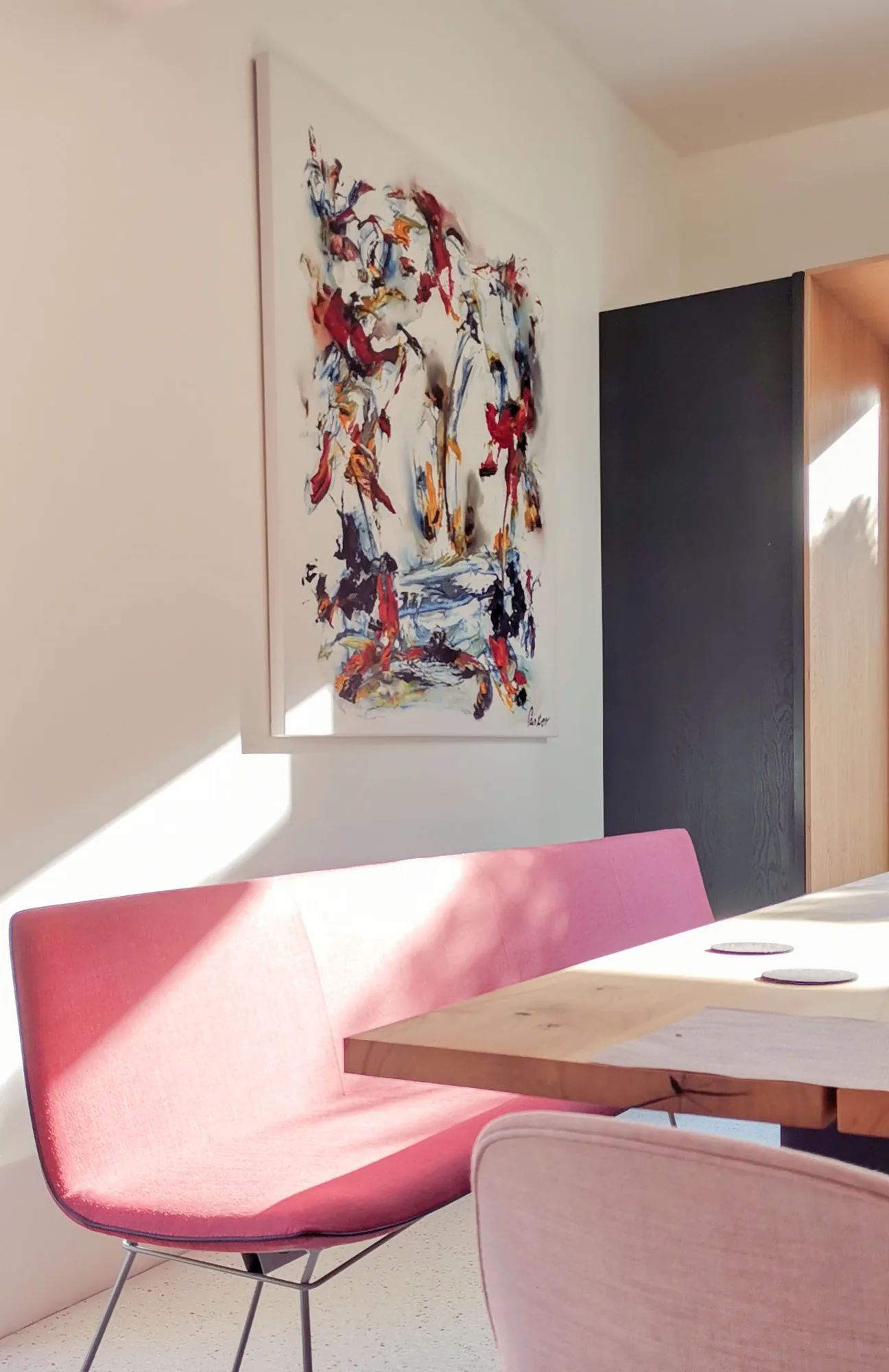 Originalkunst im Esszimmer einer Berliner Wohnung