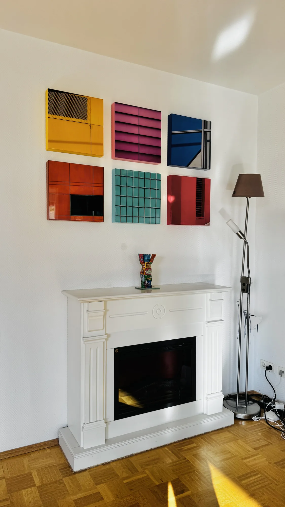 Originalkunst im Kaminzimmer einer Berliner Wohnung