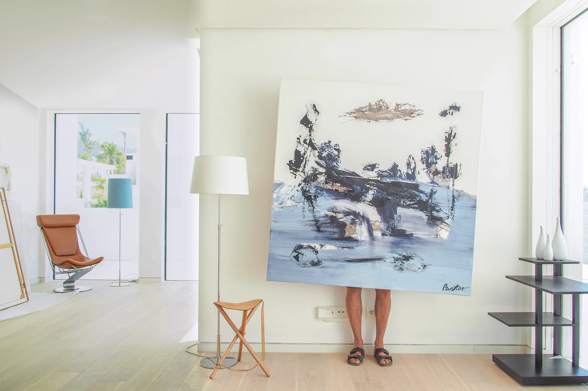 Originalkunst im bewohnten Wohnzimmer einer Berliner Altbauwohnung