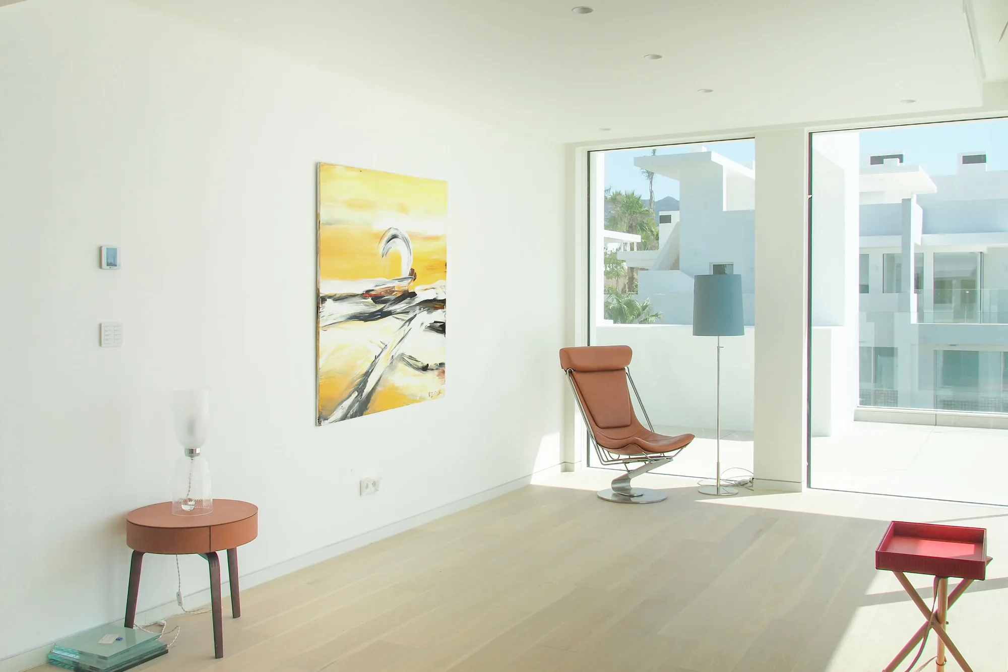 Kunst mieten statt kaufen: Originalgemälde im Wohnzimmer einer Berliner Wohnung