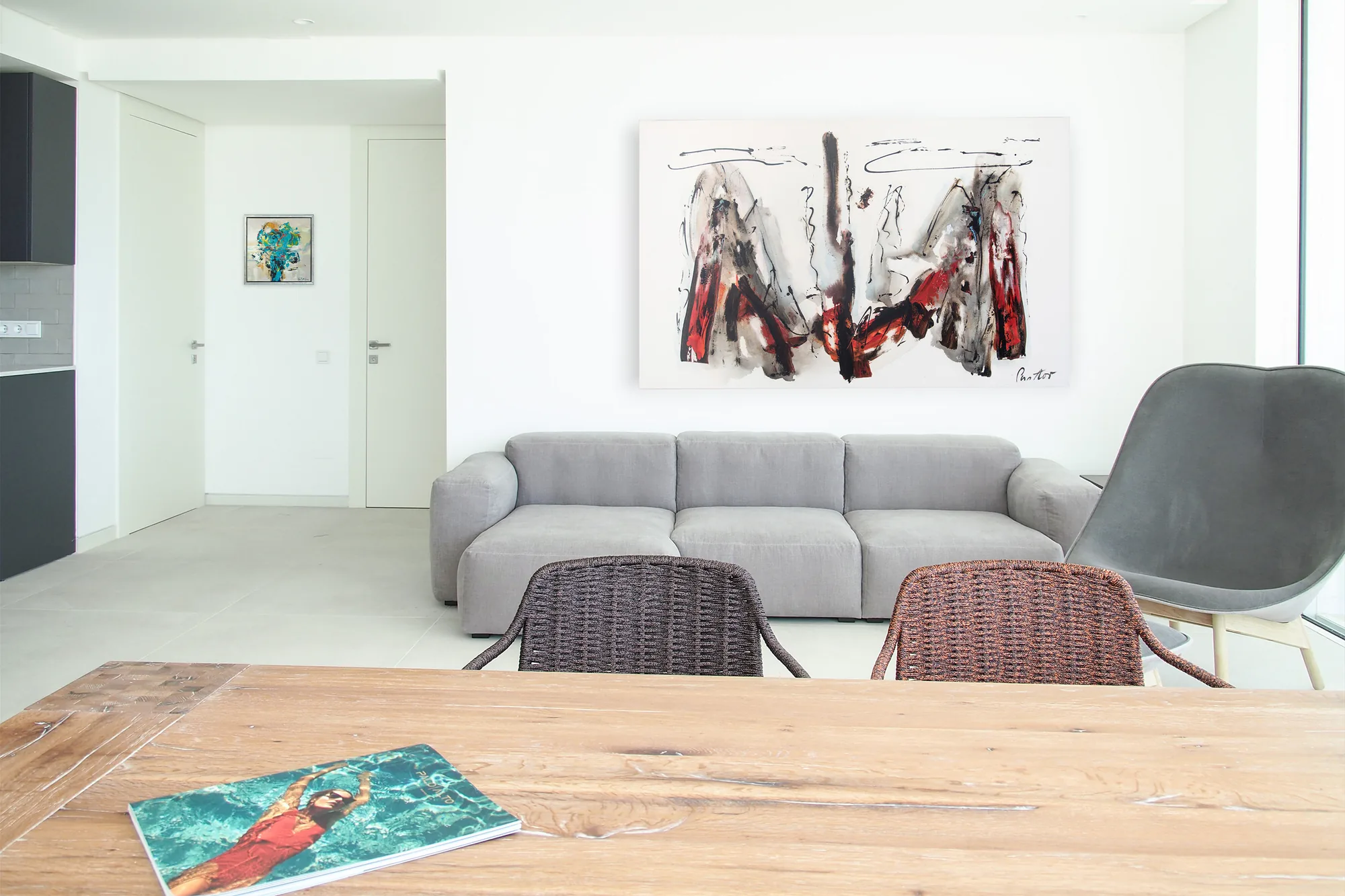 Abstrakte Malerei im Wohnzimmer einer Berliner Wohnung