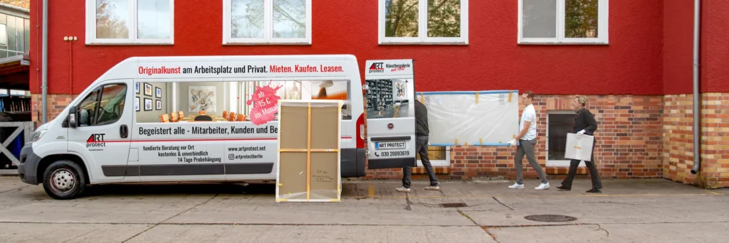 Team von ARTprotect lädt verpackte Originalkunst am Transporter in Berlin aus
